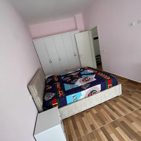 Hyrje/banese Plazhi Lägenhet